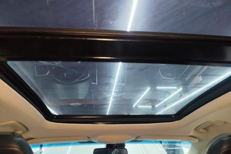 Used Ford Edge 2015 2.0T GTDi Two-Wheel-Drive High-Line Version
