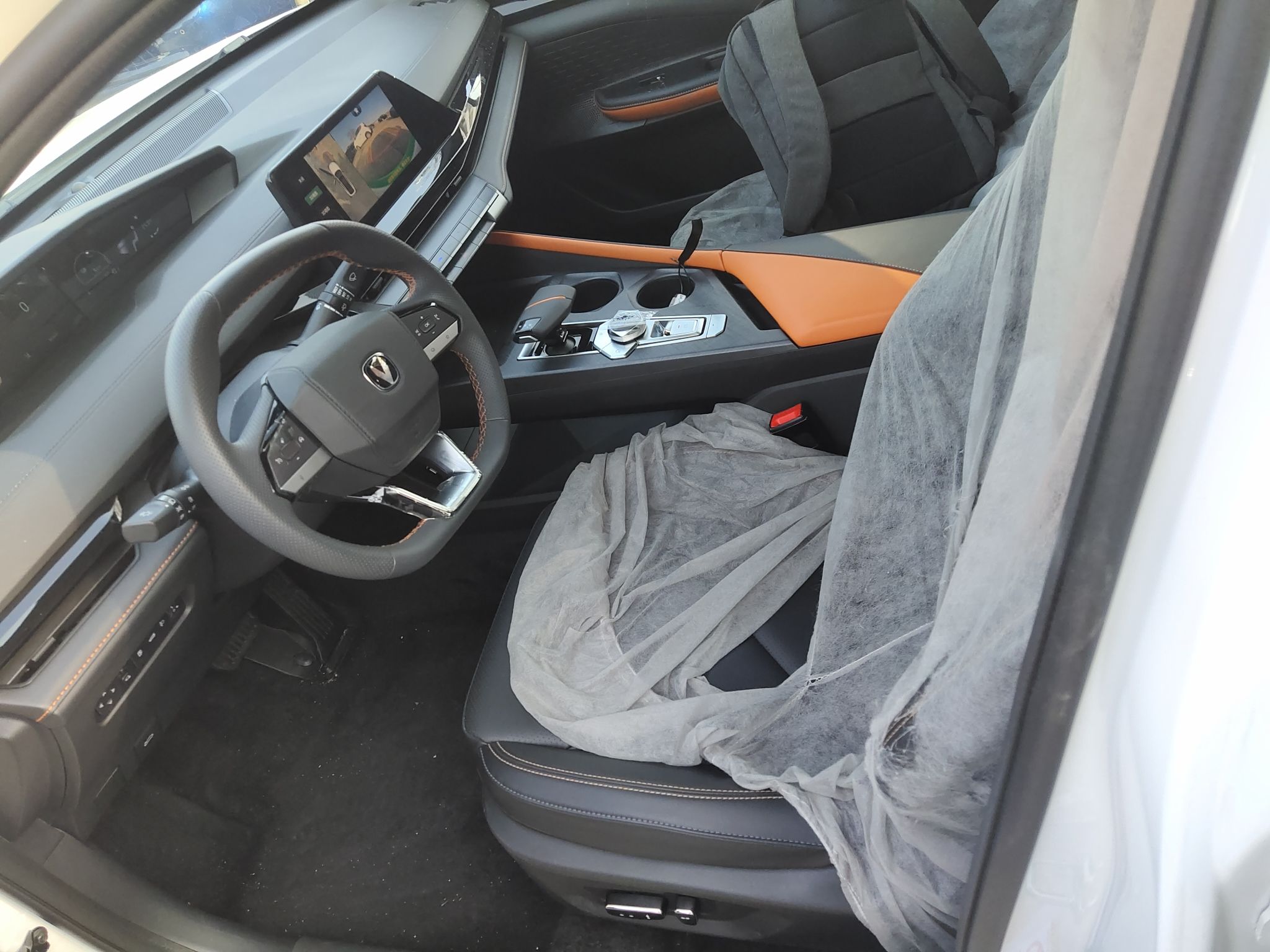 المقاعد الأمامية داخل السيارة