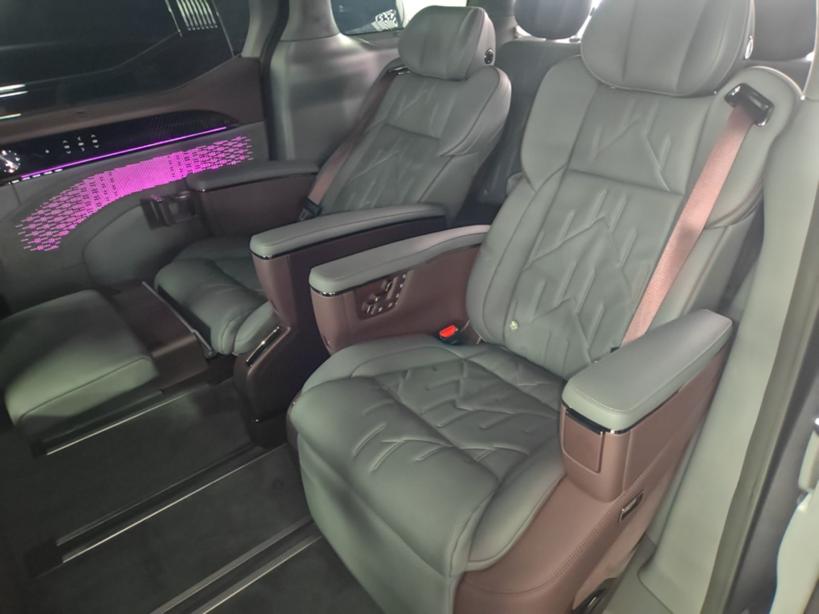 Zeekr 009 2024 7-Seater Walk-Through Version Four-Wheel Drive 108 kWh — снимка 20