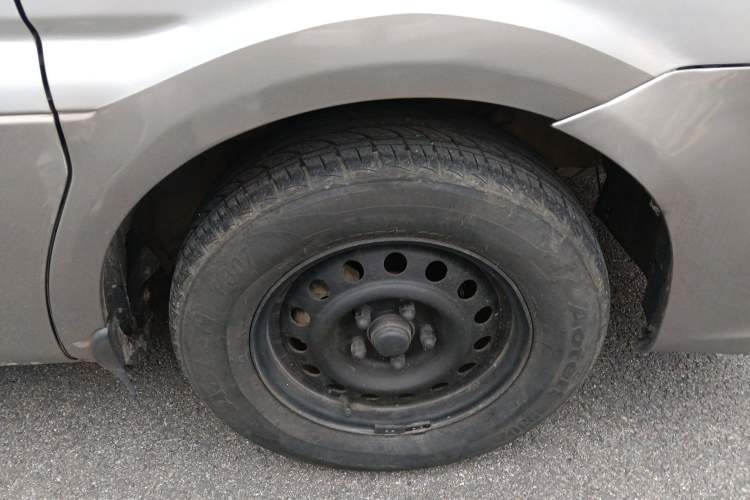 Used FORTHING Lingzhi 2017 Restyled M3L 1.6L 7-Seater Comfort Version Right Front Wheel Hub