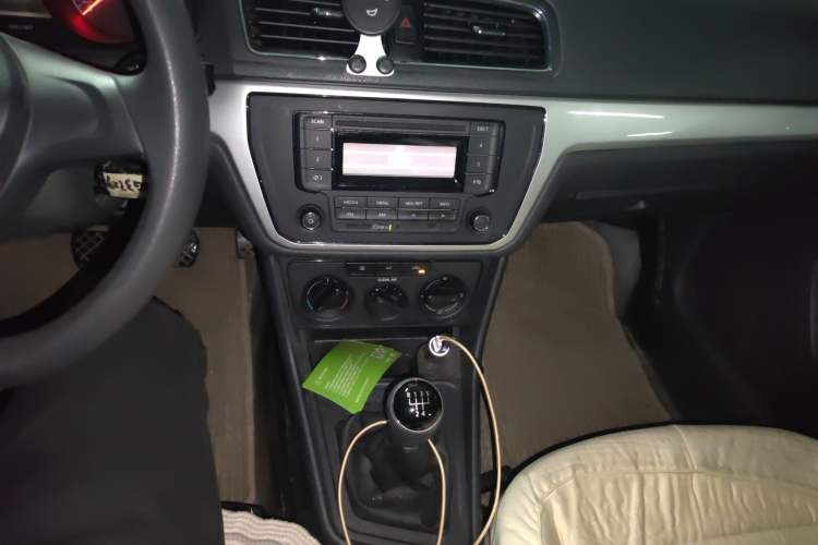 Used Volkswagen Gran Lavida 2015 1.6L Manual Fashion Edition Audio And AC Panel