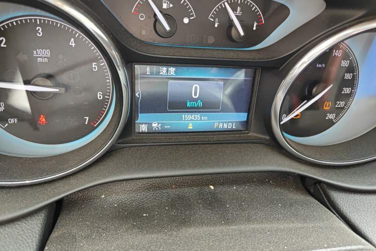 Used Buick Envision 2016 28T Four-Wheel Drive Luxury Model Odometer Close Up