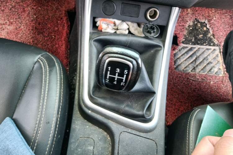 Used Isuzu JLM 2022 2.8T Classic Diesel Two-Wheel Drive Comfort Version with Long Wheelbase – JE493ZLQ6E Gear Lever