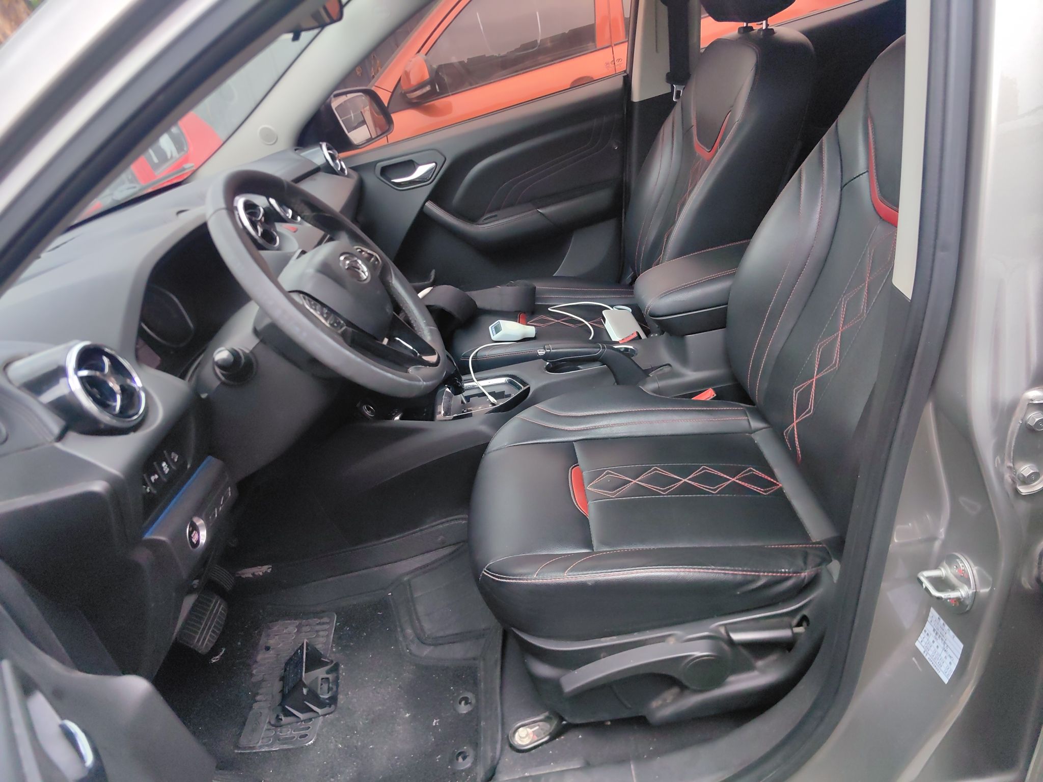 Переднее сиденье в автомобиле