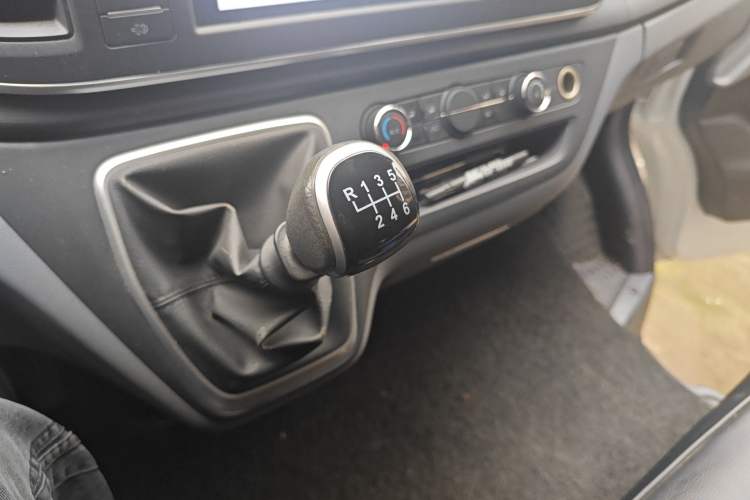 Used SAIC MAXUS Xintu V80 2025 Value Edition Aoyuntong 2.0T Manual Long Wheelbase Mid-Height Design 127 Ps 6/7/9-Seater Gear Lever