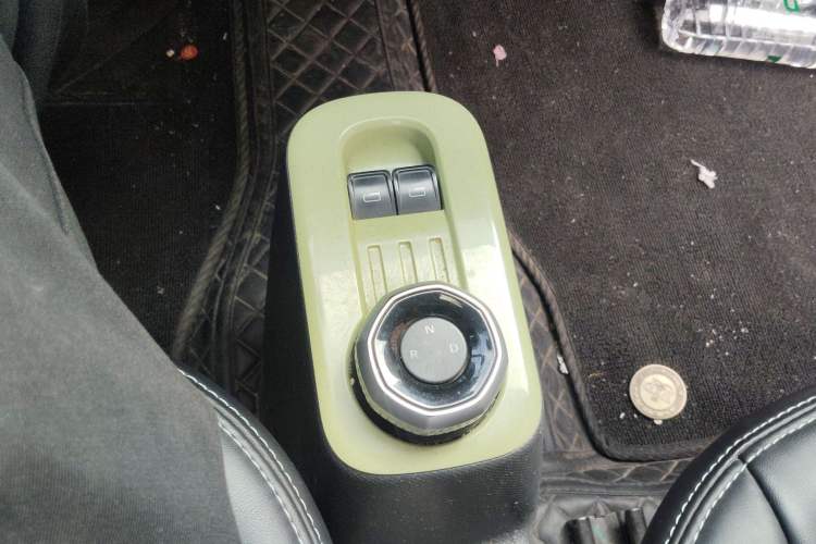 Used Geely Galaxy Panda 2023 Panda Mini 200km Endurance Bear Gear Lever