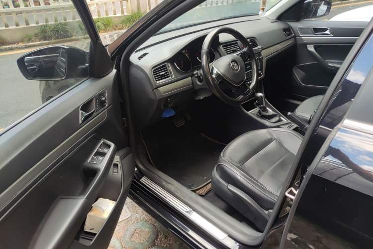 Used Volkswagen Lavida 2015 1.6L Automatic Comfort Edition
