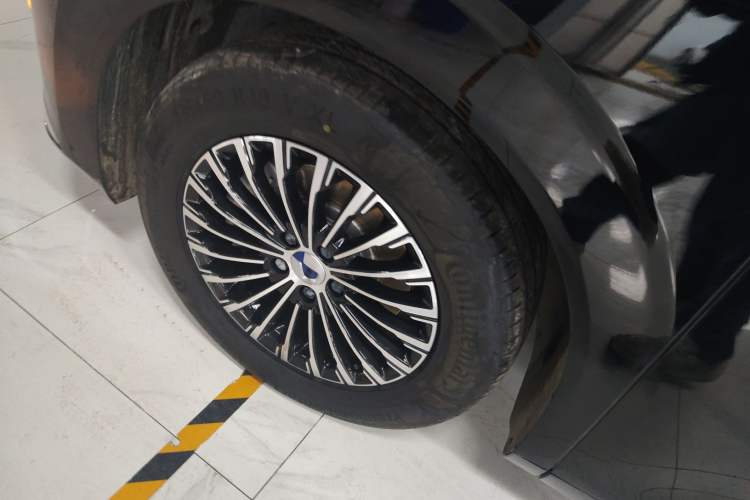 Used Denza D9 2025 DM-i Smart Drive 1020 Four-Wheel Drive Deluxe Model
