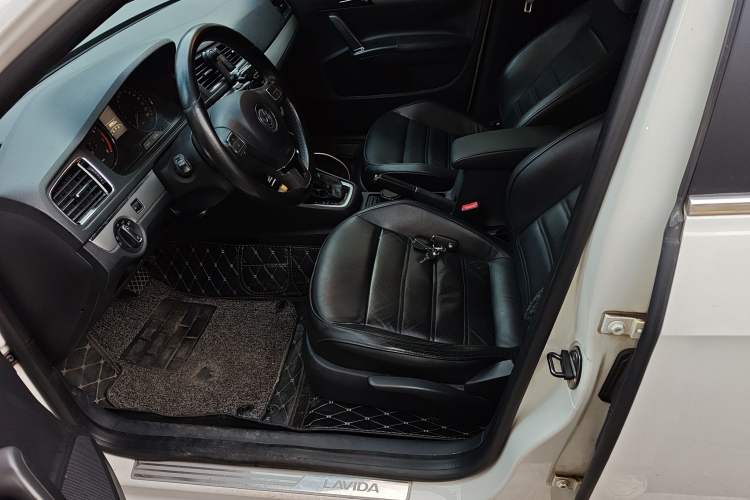 Used Volkswagen Gran Lavida 2013 1.4 TSI Automatic Luxury Model
