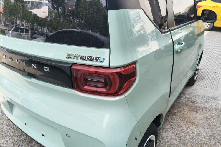 Used Wuling Hongguang MINIEV 2021 Macaron Sandwich Model 120 km Lithium Iron Phosphate
