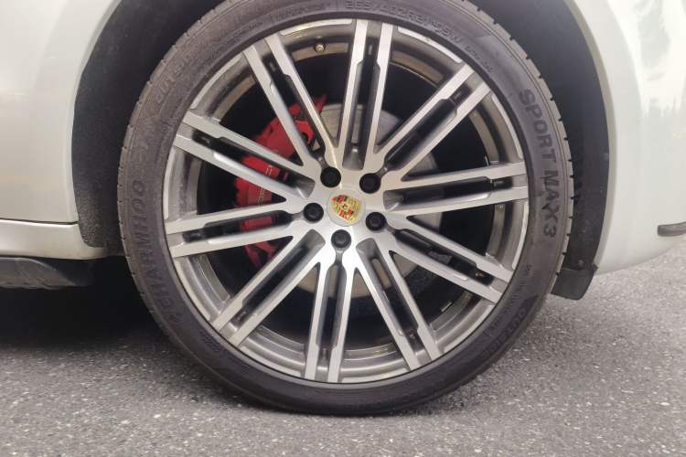 Used Porsche Macan 2014 Macan Turbo 3.6T Right Front Wheel Hub