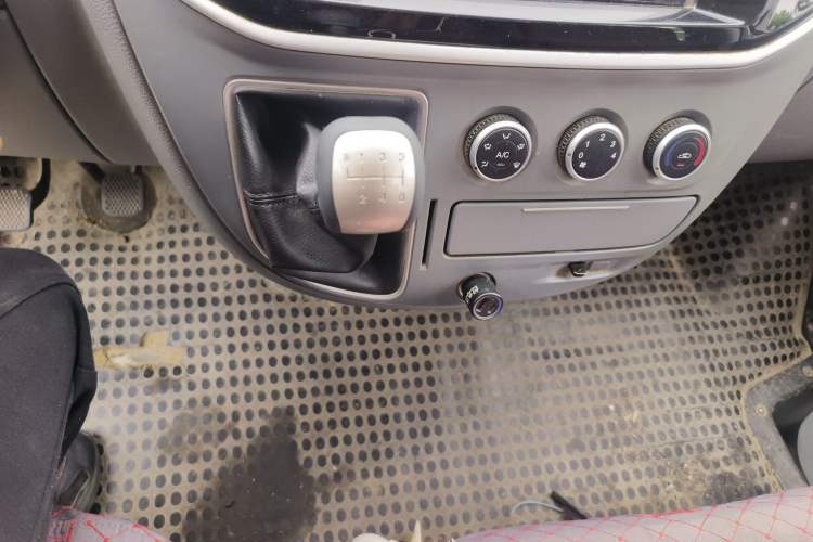 Used SAIC MAXUS Xintu V80 2019 2.5T Classic AMT Van Long Wheelbase Mid-Roof Design 2/3 Seats Gear Lever