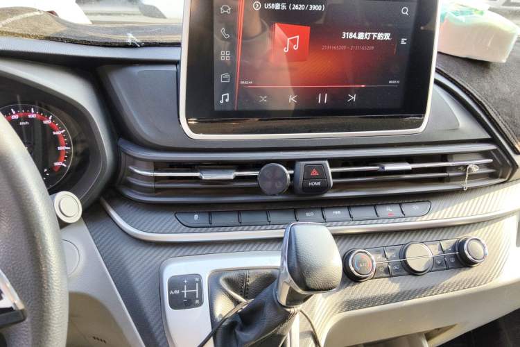 Used SAIC MAXUS Xintu V90 2020 2.0T AMT Yunjie Edition Front-Wheel Drive Rear Single Tire Short Wheelbase Mid-Height 6-Seater Audio And AC Panel