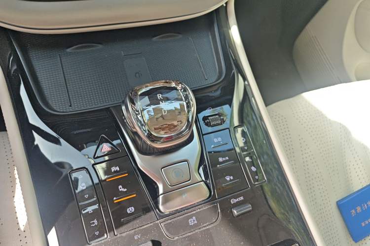 Used Denza D9 2024 DM-i 980 Four-Wheel Drive Prestige Model
