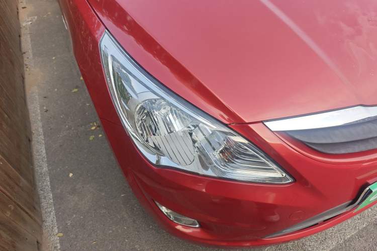Used Hyundai Verna (older generation) 2010 Sedan 1.4L Manual Comfort GS Right Front Headlight