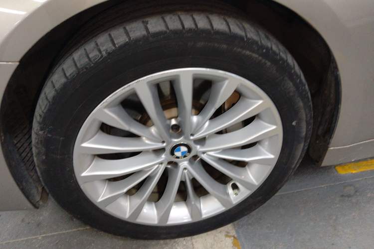 Used BMW 5 Series 2018 Revised Version 530Li Leading Edition Luxury Package Left Front Wheel Hub