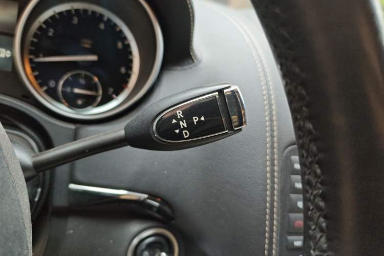 Used Mercedes-Benz M-Class 2010 ML 350 4MATIC Luxury Special Edition Gear Lever