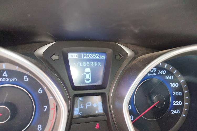 Used Hyundai Elantra (5th Generation / Langdong) 2015 1.6L Automatic Luxury Model Odometer Close Up