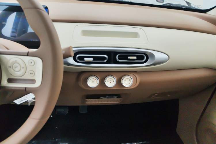 Used Wuling Hongguang MINIEV 2025 Four-Door Version Advanced Edition Audio And AC Panel