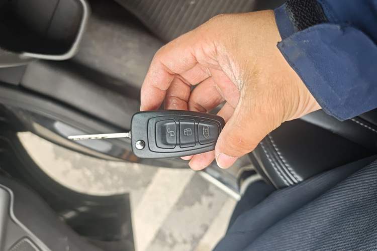 Used Ford Transit 2019 2.0T Gasoline Automatic Multi-Function Commercial Vehicle Short Wheelbase Low Roof 6-Seater China VI Standard
