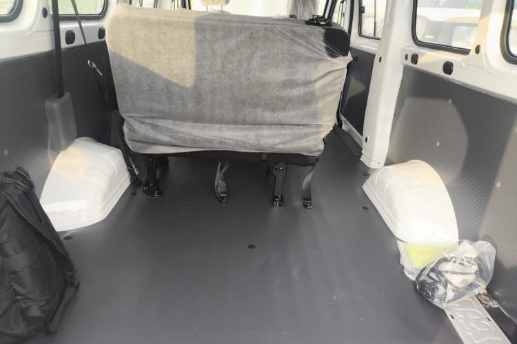 Used Wuling Yangguang 2024 300KM Comfort Version Passenger Van 75kW