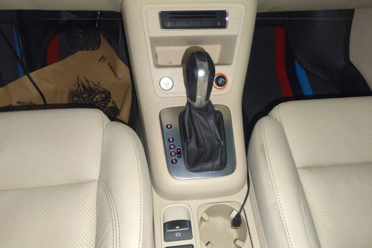 Used Volkswagen Tiguan 2015 1.8TSI Automatic Two-Wheel Drive Luxury Model Gear Lever