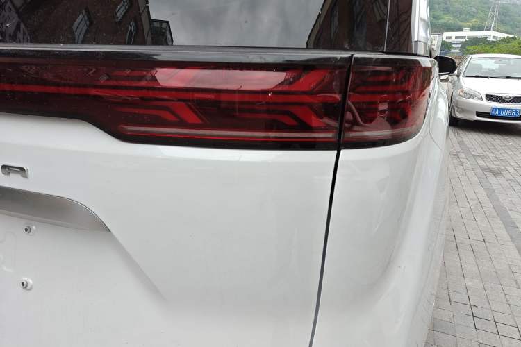Used Denza D9 2022 DM-i 970 Four-Wheel Drive Flagship Model Right Rear Taillight