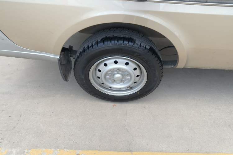 Used Wuling Rongguang 2021 1.5L Extended Standard Version with Air Conditioning – L3C Right Rear Wheel Hub