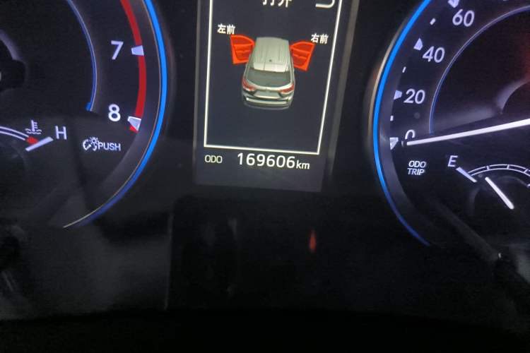 Used Toyota Highlander 2018 2.0T Four-Wheel Drive Luxury Edition 7 Seats China V Emission Standard Odometer Close Up