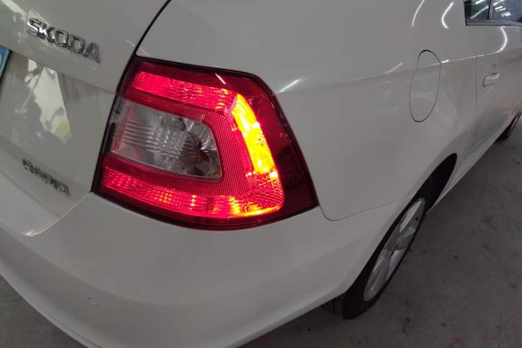 Used Skoda Rapid 2015 1.6L Automatic Smart Selection Model
