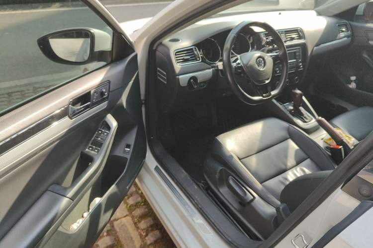 Used Volkswagen Sagitar 2015 230TSI Automatic Comfort Version