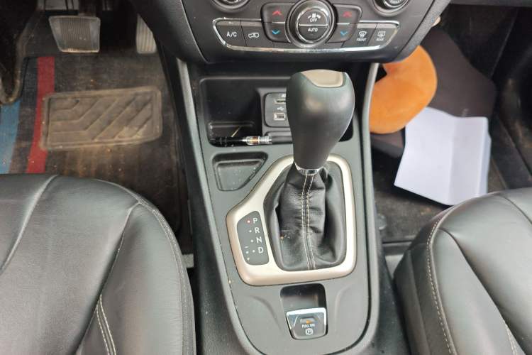 Used Jeep Cherokee 2016 2.0L Superior Edition Gear Lever