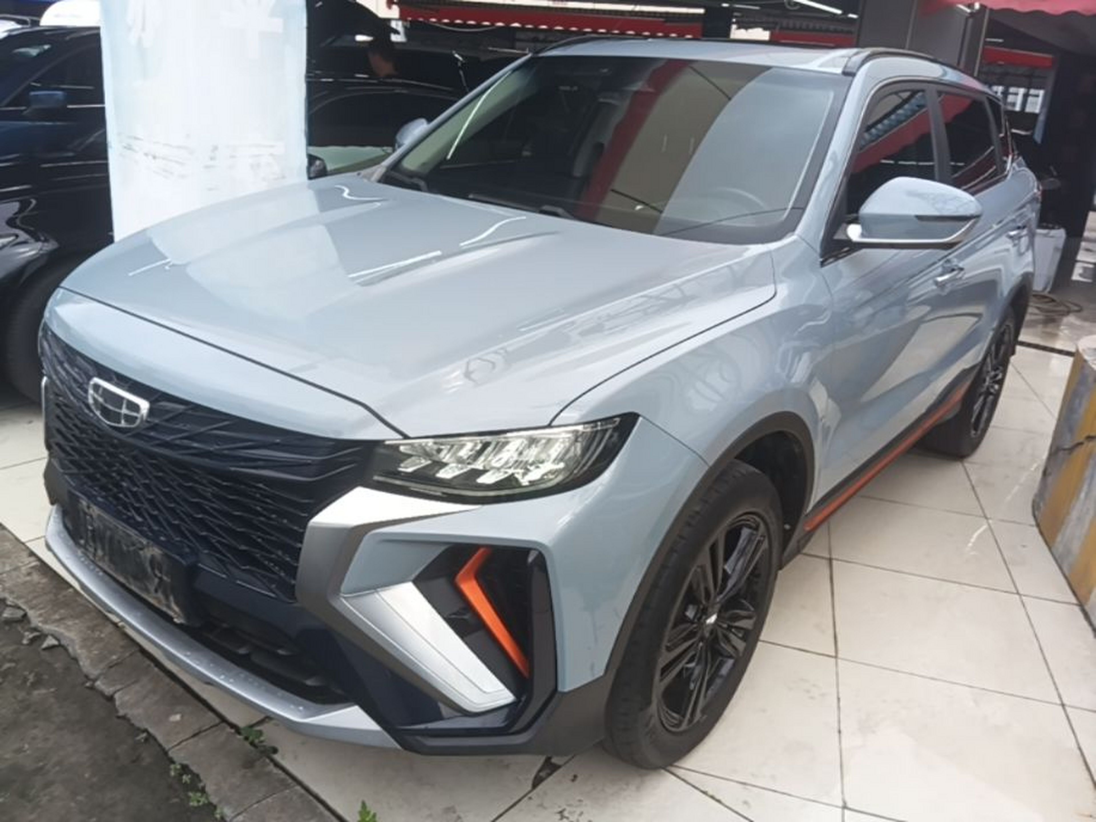 Под передней частью автомобиля