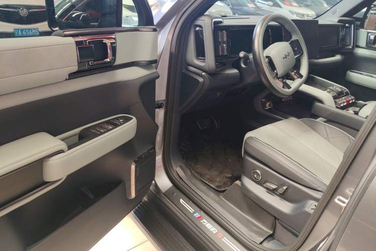 Used Formula Leopard 5 2023 Navigator Edition Driver Seat