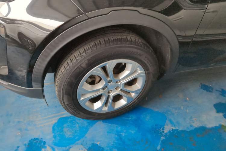 Used Land Rover Discovery Sport 2020 200 PS Family Edition Left Front Wheel Hub