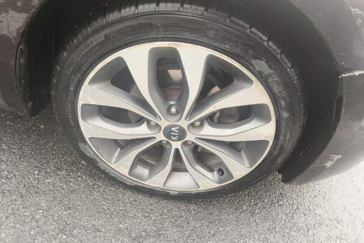 Used Kia K3 2013 1.6L Automatic GLS Right Front Wheel Hub
