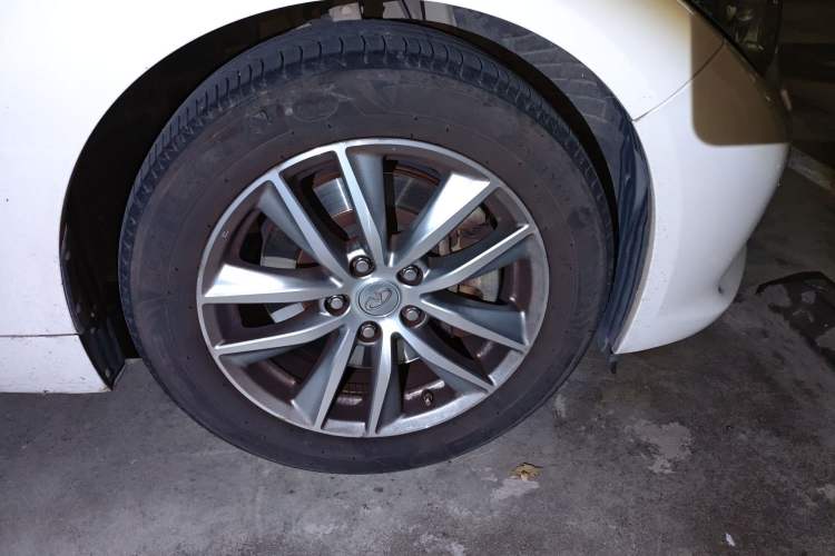 Used Infiniti Q50 2014 2.0T Comfort Edition Right Front Wheel Hub