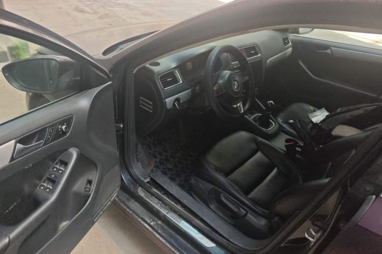 Used Volkswagen Sagitar 2014 1.6L Manual Comfort Model
