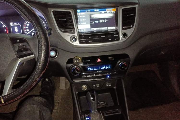 Used Hyundai Tucson 2015 1.6T Dual-Clutch Two-Wheel-Drive Smart Model Audio And AC Panel