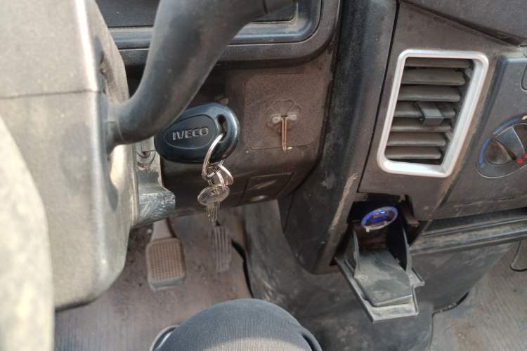 Used Iveco Daily 2020 2.8T V40 Cargo Van with Dual Tires Mid-Roof Design 3 Seats China V Emission Standard
