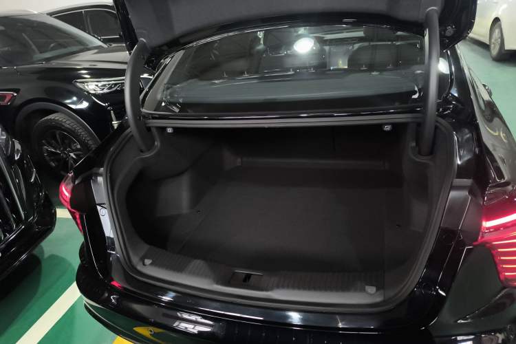 Used Hongqi H5 2025 Model 2.0T Automatic Xuan Ying 2 Million Units Commemorative Edition Trunk