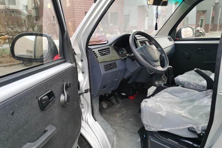 Used Jinbei Hiace X30 2023 1.5L Super-Comfortable Passenger Van 5/6/7-Seater Non-Air-Conditioned Version Model SWC15M