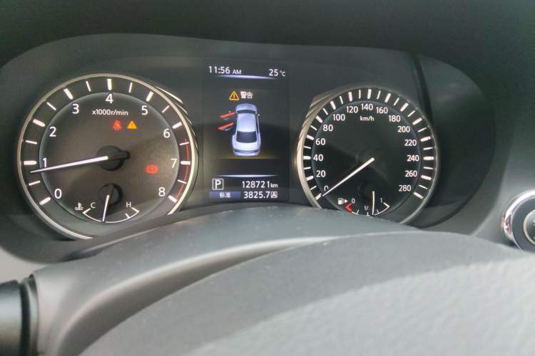 Used Infiniti Q50L 2018 2.0T Enjoyment Version China VI Standard Odometer Close Up