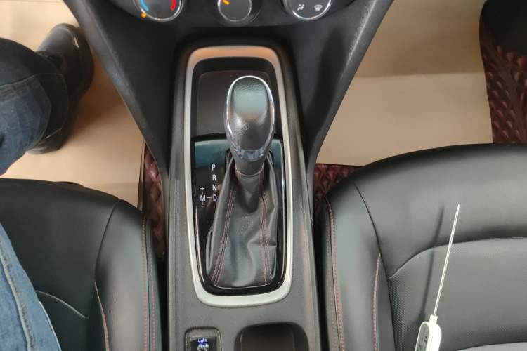 Used Chevrolet Monza 2020 Light Hybrid Redline 320T Dual-Clutch Joyful Edition Gear Lever