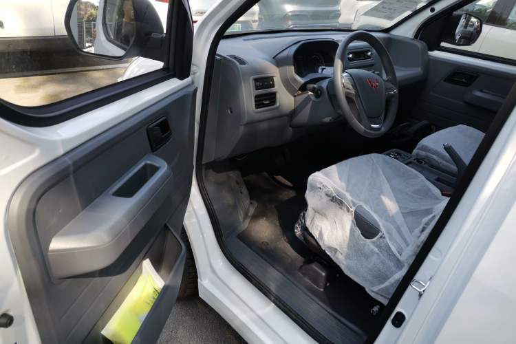 Used Wuling Yangguang 2024 300KM Comfort Version Passenger Van 75kW