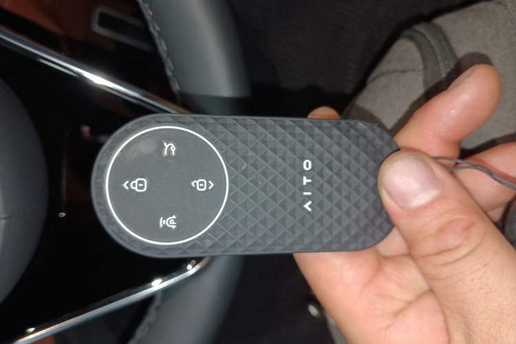 Used Hima AITO M8 2025 Extended-Range Max+ Version 53.4 kWh 6-Seater Edition Interior 1