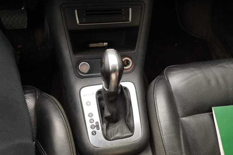 Used Volkswagen Tiguan 2015 1.8TSI Automatic All-Wheel-Drive Luxury Model Gear Lever