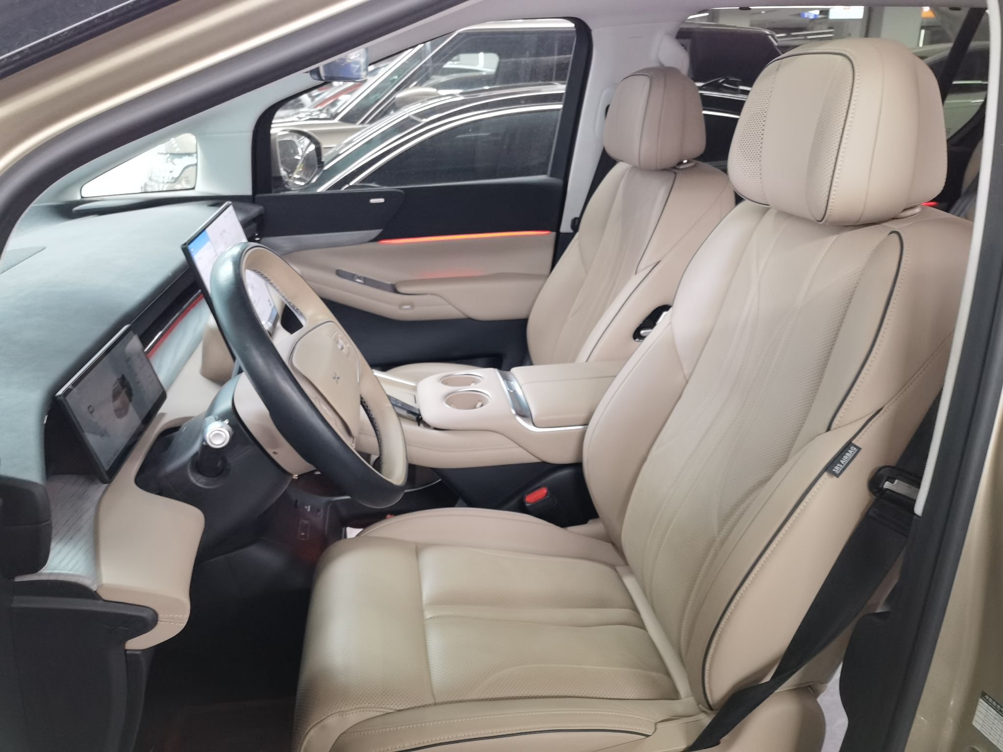 Переднее сиденье в автомобиле