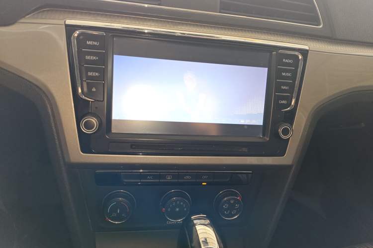 Used Volkswagen Lamando 2015 230TSI DSG Fashion Edition Audio And AC Panel