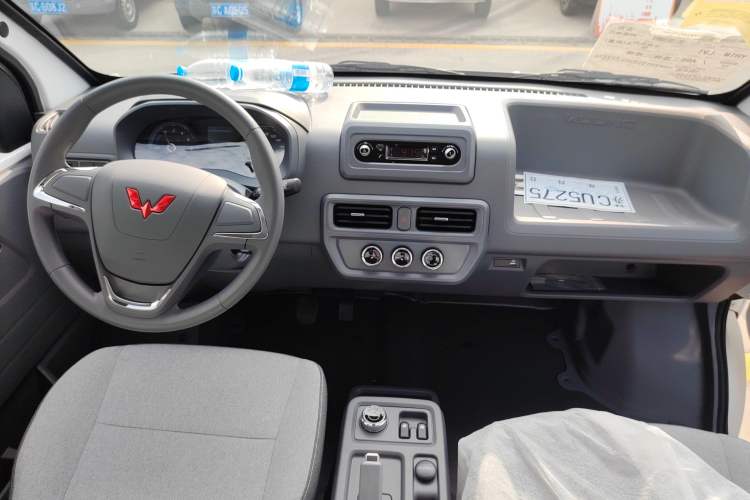 Used Wuling Yangguang 2024 300KM Comfort Version Passenger Van 75kW